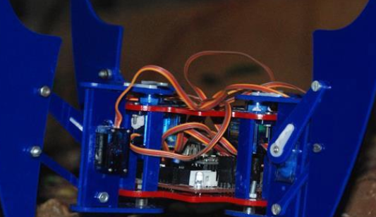 基于Arduino 设计的“ Miles”开源四足蜘蛛机器人(电路图)