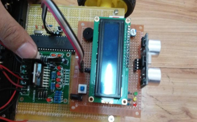基于51单片机的倒车防撞智能车设计-超声波-LED-LCD1602-(电路图+程序源码)