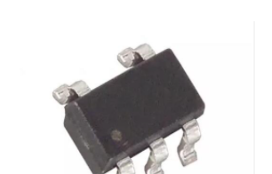 开关电容电压反相器MAX828/MAX829的关键特性和应用范围