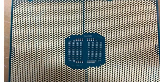 Intel第四代至强可扩展处理器Sapphire Rapids实物照曝光：双芯设计
