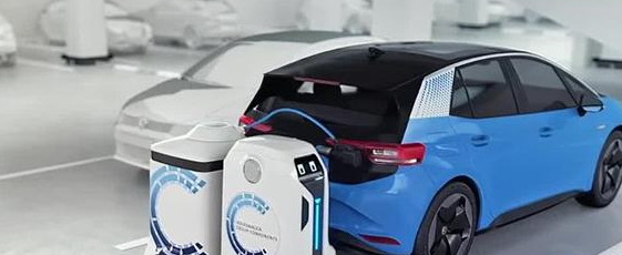 大众推出电动汽车自动充电机器人原型，可自主为汽车充电