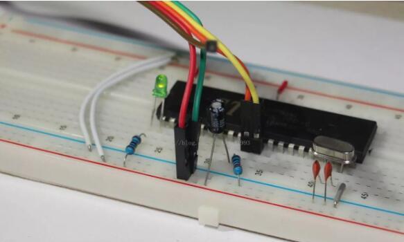 基于STC89C52RC单片机的巧用面包板搭建实验电路设计方案