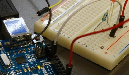基于 Arduino UNO 的简单交通灯控制器
