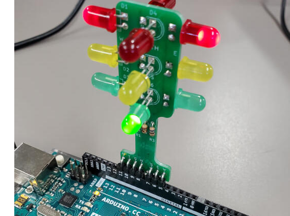 基于 Arduino 的四路交通灯（原理图+PCB+代码）