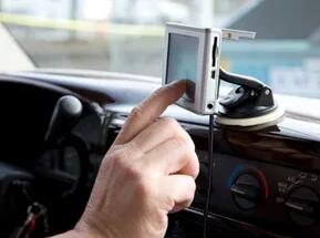 在您的汽车中安装便携式GPS系统还是让经销商安装一个更实惠？
