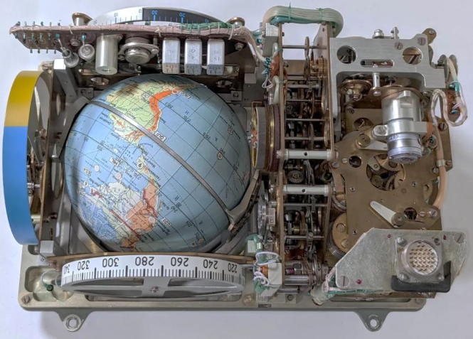 拆解苏联联盟号宇宙飞船的导航仪，探究60年代的机电技术