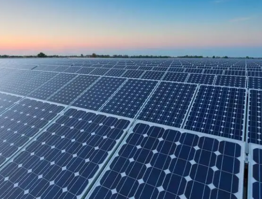 太阳能电池的工作原理：P-N结构和材料选择、光伏效应、输出特性与优化