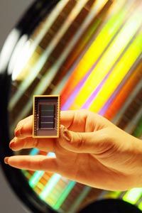 三星电子展示了世界上第一个 30 纳米 64 GB 闪存设备。