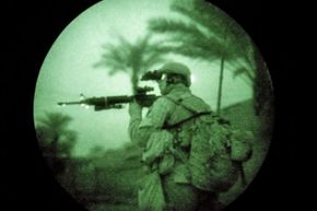 一名美国海军陆战队员在凌晨在伊拉克安巴尔省进行搜索行动时使用夜视镜。