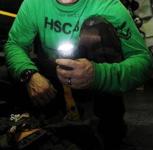 水肺潜水员测试紧急频闪灯。