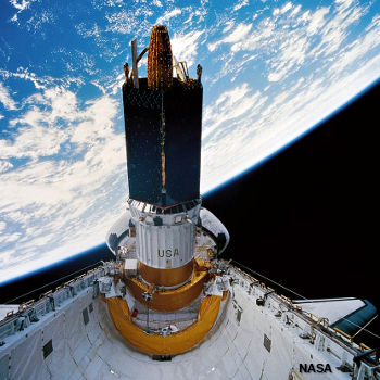 航天飞机从其有效载荷舱发射通信卫星。