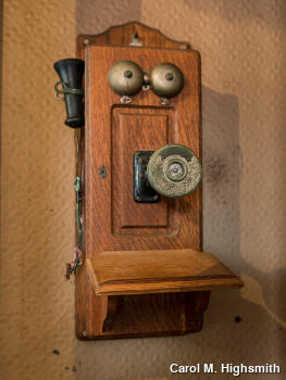 安装在墙上的木制磁电机电话，由卡罗尔·M·海史密斯（Carol M. Highsmith）创作。