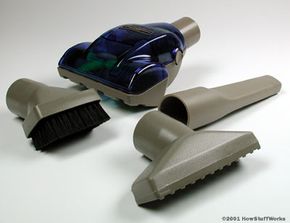 真空吸尘器附件用于在空气进入真空时集中空气流。由于吸力取决于通道的大小和形状，因此不同的附件更适合不同的清洁工作。