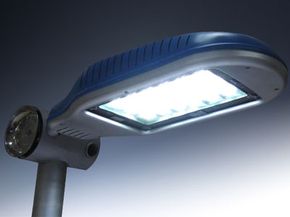一些城市利用LED灯来创造巧妙的效果，例如当行人走过时增加亮度。