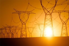 中国新疆中部的电力塔网络在夕阳的映衬下剪影。参见核电的图像。