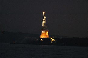 自由女神像是为数不多的不受2003年大停电影响的建筑之一，这场停电使纽约市和附近地区陷入瘫痪。
