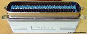 某些 SCSI 终结器内置于 SCSI 设备中，而其他终结器可能需要像这样的外部终结器。
