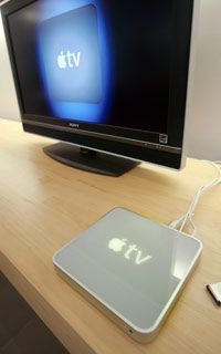 Apple TV 以无线方式将电脑连接到电视，并显示来自 iTunes 的视频。