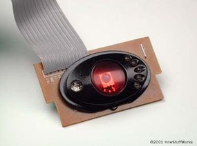机器人的“激光单元”：用于发射光束的红外LED和用于接收光束的光电管