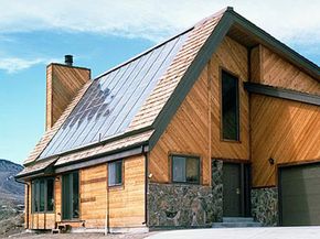这所位于科罗拉多州戈尔登的房子设有太阳能热水系统。查看更多绿色科学图片。