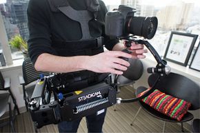 Steadicam Merlin 2（照片在HowStuffWorks办公室）是专业人士和业余爱好者可用的下一代小型相机稳定器系统之一。