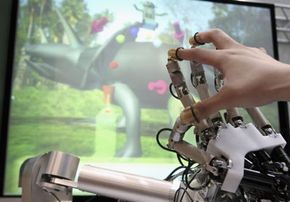 HIRO是一种触觉界面机器人，在2005年日本世界博览会的原型机器人展览会上帮助用户感受恐龙。