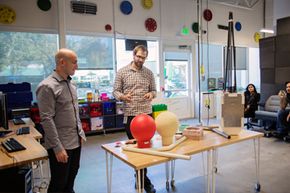 Google X团队成员Mac Smith和Mitch Heinrich都帮助开发了Project Glass，他们在加利福尼亚州山景城的Googleplex展示了另一个概念Project Loon。