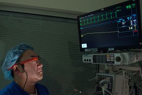 麻醉师Patrick Hu博士使用谷歌眼镜与其他医生共享心电图数据，这是2013年加州大学欧文分校试点项目的一部分。来自世界各地的医疗专业人员可能很快就会使用谷歌眼镜在患者护理方面进行合作。