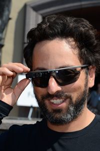 谷歌联合创始人谢尔盖·布林（Sergey Brin）在2012年的太阳谷会议上使用眼镜顶部的按钮拍照。尽管布林当时不得不将他的眼镜与标准太阳镜叠在一起，但谷歌在2014年初宣布了几款兼容眼镜的镜框。