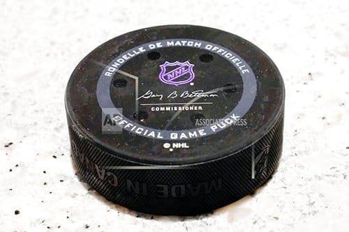 NHL 冰球中嵌入传感器的图像