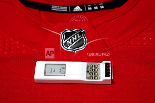 NHL 球衣背面的传感器启用了实时球员跟踪图像