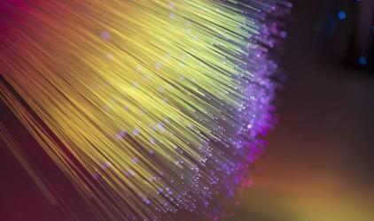 光纤的组成与工作原理在电力通信中的应用.jpg