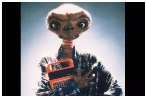 外星人E.T.抱着一台Speak&Spell玩具.png