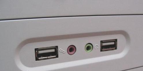这是电脑机箱上的USB接口