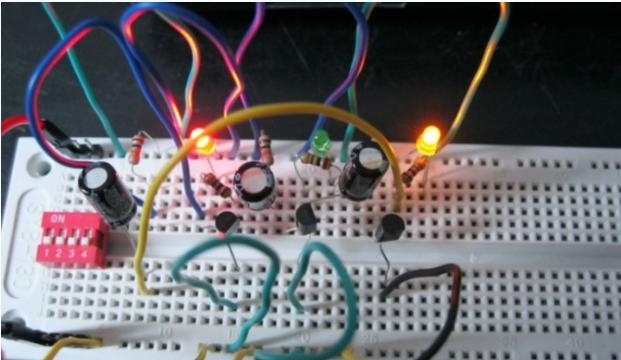 三个LED灯循环闪烁电路实物图.png