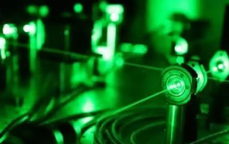 最大规模光量子芯片诞生，一枚“玻璃片”为量子计算提速