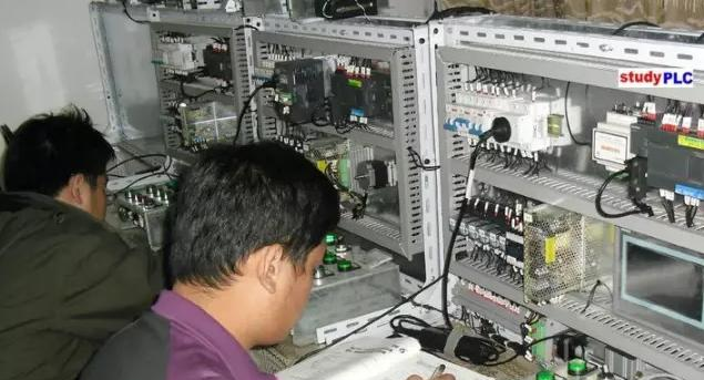 PLC控制系统的安装与调试指南.png