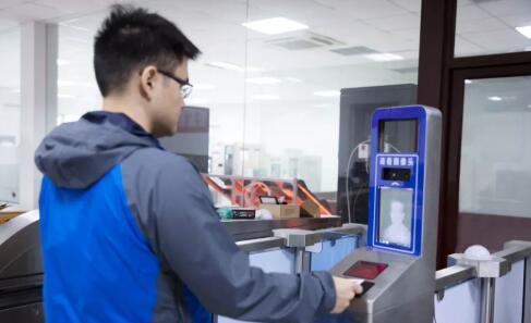 光鉴科技自主研发的3D人脸识别成功嵌入票证闸机系统