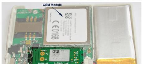 图1：信用卡大小跟踪器设备，GPS RF天线模块在图片底部可见/突出显示。.png