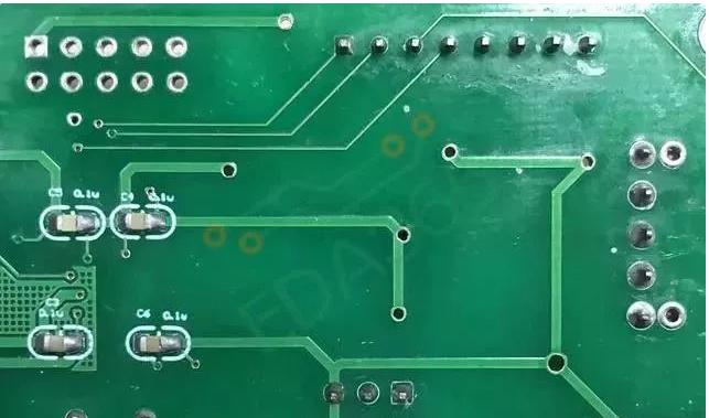如何设计PCB电路板过孔.png