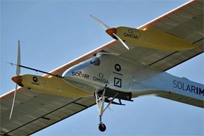 阳光动力号于2011年5月2日在瑞士佩耶恩进行一次测试短途旅行，然后尝试首次飞往布鲁塞尔的国际航班。