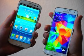 三星Galaxy S5（R）的尺寸與Galaxy S3設(shè)備進行了比較。S5 明顯大于其第 3 代前身。新的Galaxy S5是該系列中最大的，比其前身寬約3毫米，長5毫米，厚幾分之一。查看更多手機圖片。