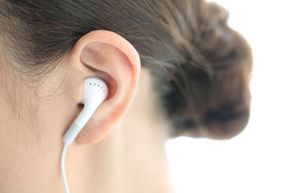 研究表明，在耳塞上听嘈杂的音乐可能对耳朵有害。