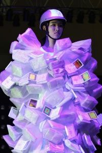 2006年，在韓國無處不在的時尚電腦時裝秀上，一名遛貓的模特。顯然，基于服裝的技術(shù)必須比這更耐磨，才能趕上大眾。 